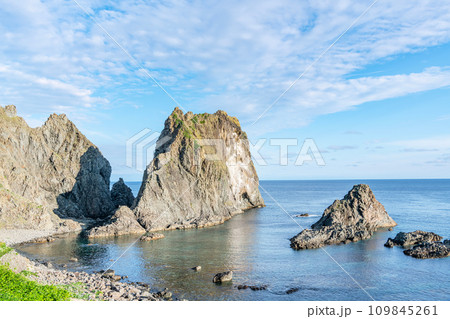 北海道積丹町　美しい日本海の景色が見渡せる人気の観光地　夏の島武意海岸 109845261
