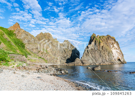 北海道積丹町　美しい日本海の景色が見渡せる人気の観光地　夏の島武意海岸 109845263