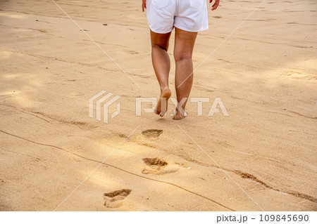 Woman walking 109845690