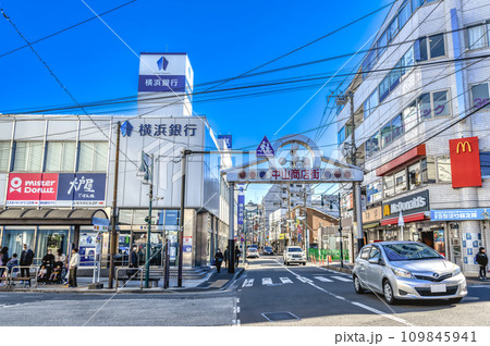 横浜市緑区の都市風景　中山駅 109845941