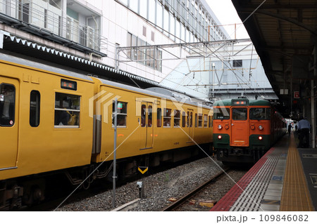 岡山駅に終着の伯備線115系湘南色 109846082