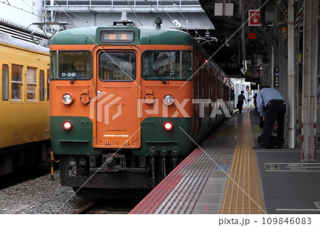 岡山駅に終着の伯備線115系湘南色 岡山駅に終着の伯備線115系湘南色 109846083