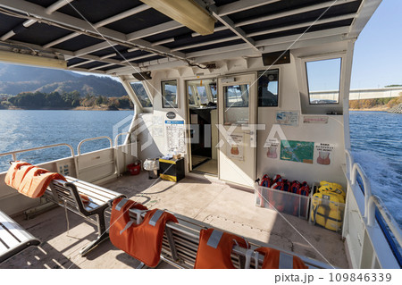 宮ヶ瀬湖　遊覧船　ミーヤ丸の船内 109846339