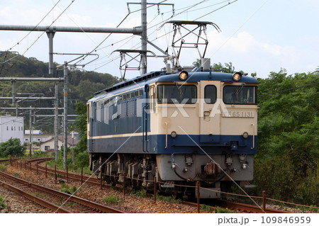 山陽本線岡山地区を行くEF65形電気機関車回送 山陽本線岡山地区を行くEF65形電気機関車回送 109846959