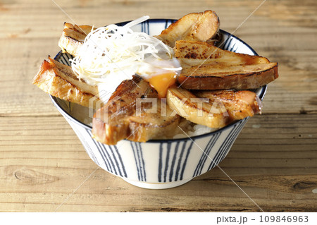 半熟卵乗せ厚切り炙りチャーシュー丼 半熟卵乗せ厚切り炙りチャーシュー丼 109846963