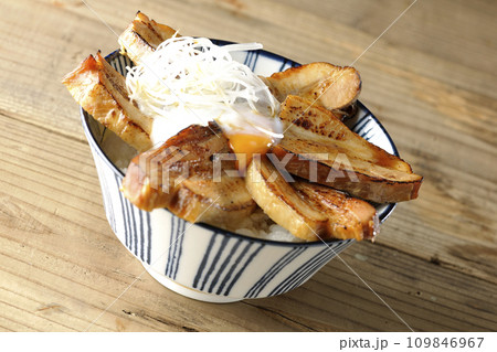 半熟卵乗せ厚切り炙りチャーシュー丼 半熟卵乗せ厚切り炙りチャーシュー丼 109846967