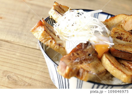 半熟卵乗せ厚切り炙りチャーシュー丼 半熟卵乗せ厚切り炙りチャーシュー丼 109846975