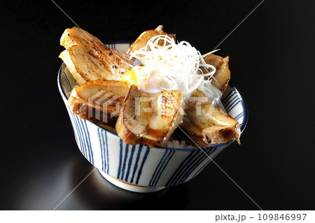 半熟卵乗せ厚切り炙りチャーシュー丼を黒背景で撮影 半熟卵乗せ厚切り炙りチャーシュー丼を黒背景で撮影 109846997