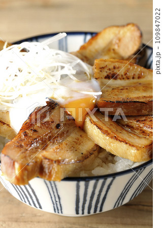 半熟卵乗せ厚切り炙りチャーシュー丼 半熟卵乗せ厚切り炙りチャーシュー丼 109847022