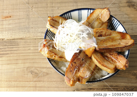 半熟卵乗せ厚切り炙りチャーシュー丼を俯瞰で撮影 半熟卵乗せ厚切り炙りチャーシュー丼を俯瞰で撮影 109847037