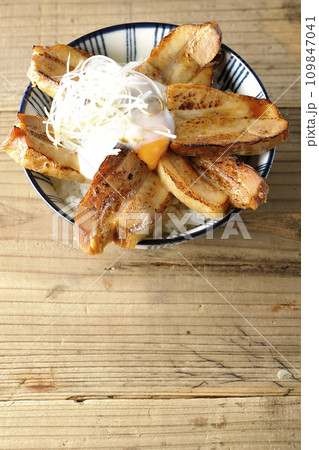 半熟卵乗せ厚切り炙りチャーシュー丼を俯瞰で撮影 109847041