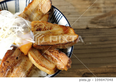 半熟卵乗せ厚切り炙りチャーシュー丼を俯瞰で撮影 半熟卵乗せ厚切り炙りチャーシュー丼を俯瞰で撮影 109847048