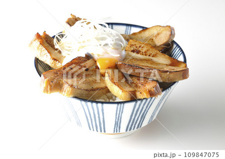 半熟卵乗せ厚切り炙りチャーシュー丼を白背景で撮影 半熟卵乗せ厚切り炙りチャーシュー丼を白背景で撮影 109847075