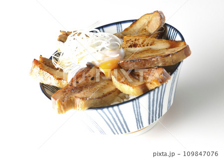 半熟卵乗せ厚切り炙りチャーシュー丼を白背景で撮影 109847076