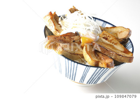 半熟卵乗せ厚切り炙りチャーシュー丼を白背景で撮影 109847079