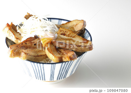 半熟卵乗せ厚切り炙りチャーシュー丼を白背景で撮影 109847080