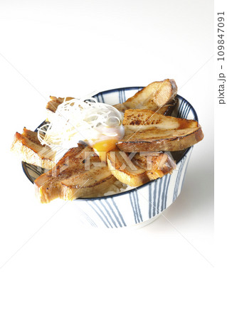 半熟卵乗せ厚切り炙りチャーシュー丼を白背景で撮影 109847091