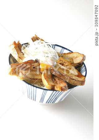 半熟卵乗せ厚切り炙りチャーシュー丼を白背景で撮影 109847092