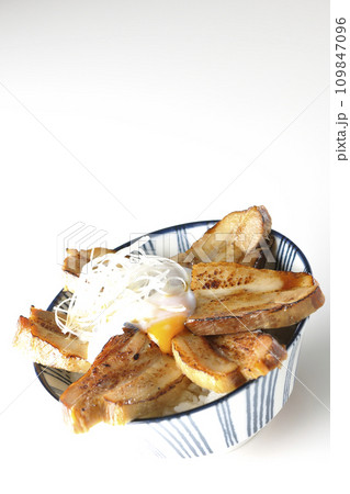 半熟卵乗せ厚切り炙りチャーシュー丼を白背景で撮影 109847096