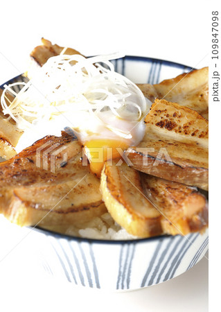 半熟卵乗せ厚切り炙りチャーシュー丼を白背景で撮影 半熟卵乗せ厚切り炙りチャーシュー丼を白背景で撮影 109847098