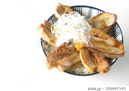 半熟卵乗せ厚切り炙りチャーシュー丼を白背景で俯瞰撮影 半熟卵乗せ厚切り炙りチャーシュー丼を白背景で俯瞰撮影 109847143