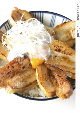 半熟卵乗せ厚切り炙りチャーシュー丼を白背景で俯瞰撮影 109847147