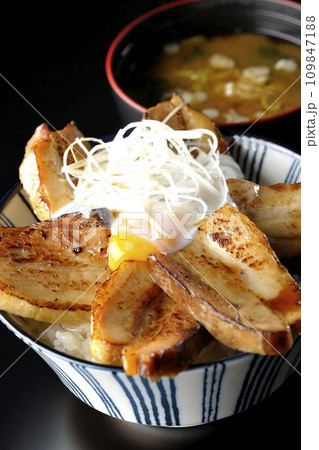 半熟卵乗せ厚切り炙りチャーシュー丼とお味噌汁 109847188