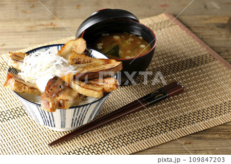 半熟卵乗せ厚切り炙りチャーシュー丼とお味噌汁 109847203