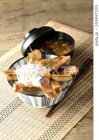半熟卵乗せ厚切り炙りチャーシュー丼とお味噌汁 半熟卵乗せ厚切り炙りチャーシュー丼とお味噌汁 109847205