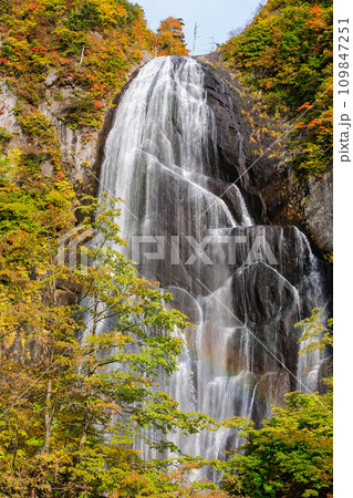 安の滝　虹と紅葉　秋田県 109847251