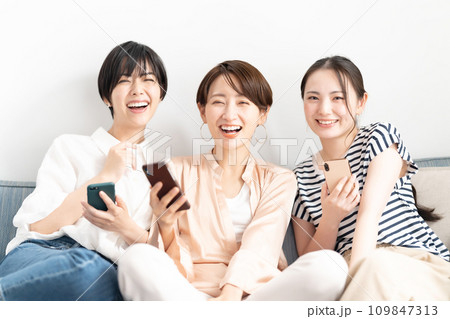 ソファーでくつろぐ女性　スマホ　 109847313