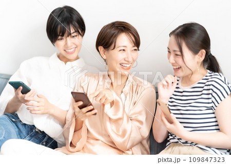ソファーでくつろぐ女性　スマホ　 109847323