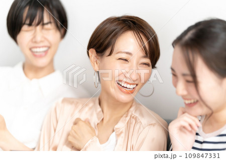 ソファーでくつろぐ女性　スマホ　 109847331