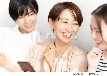 ソファーでくつろぐ女性　スマホ　 109847337