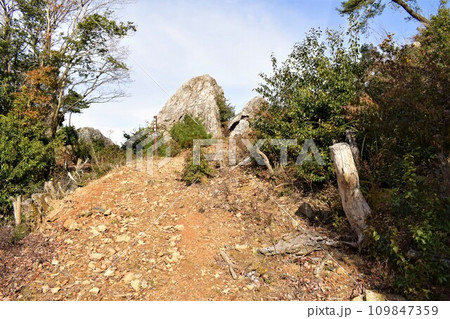 丹波国 明智光秀が築いた「金山城」の周辺 登城道 鬼の架け橋 丹波国 明智光秀が築いた「金山城」の周辺 登城道 鬼の架け橋 109847359