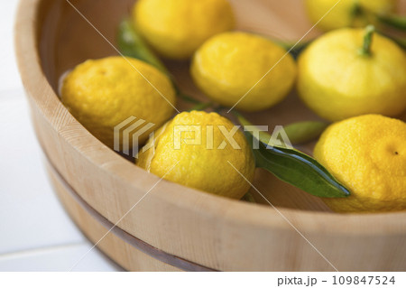 桶に入った柚子 桶に入った柚子 109847524