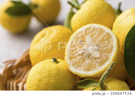 かごに盛られた柚子 かごに盛られた柚子 109847534