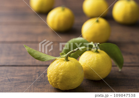 たくさんの柚子 109847538