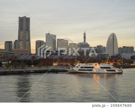 横浜みなとみらい地区の夕景　ランドマークタワー　赤レンガ倉庫　観覧車 109847680