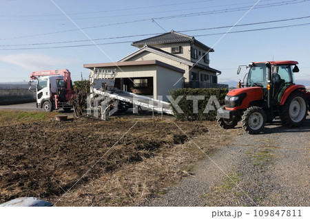 スイカ畑の堆肥いれ　寒起こし 109847811
