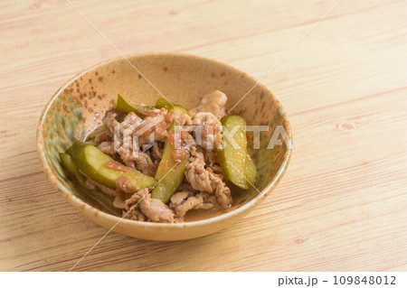 豚肉と胡瓜の梅干し和え 109848012