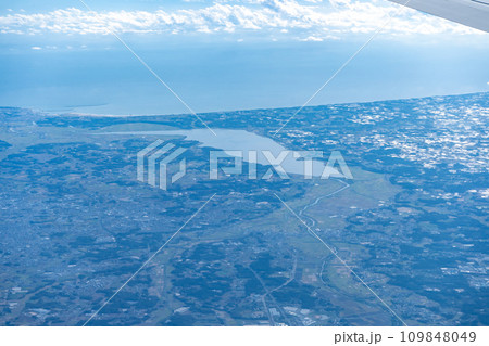 茨城県の涸沼(ひぬま)を飛行機内から撮影|機内撮影|飛行機旅行イメージ 茨城県の涸沼(ひぬま)を飛行機内から撮影|機内撮影|飛行機旅行イメージ 109848049