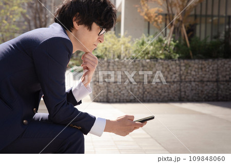 ビジネス　男性　悩む 109848060