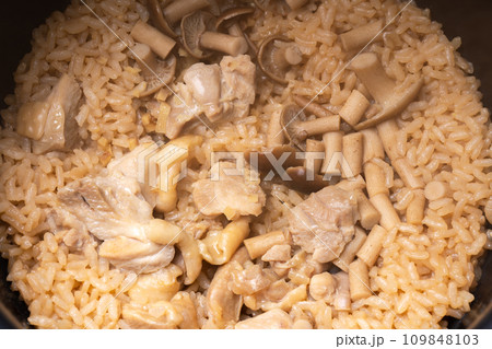 炊き立ての鶏ときのこの炊き込みご飯 109848103