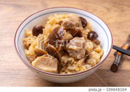 鶏ときのこの炊き込みご飯 109848104