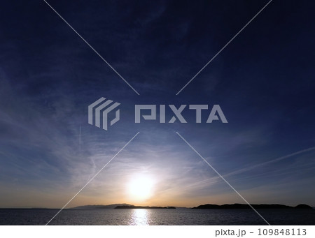 多様な上層雲と飛行機雲が現れた夕方の空・春・超広角・空主体・210426pm 109848113