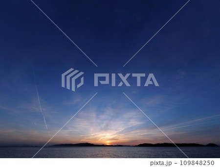 多様な上層雲と飛行機雲が現れた夕空・春・超広角・空主体・210426pm 109848250