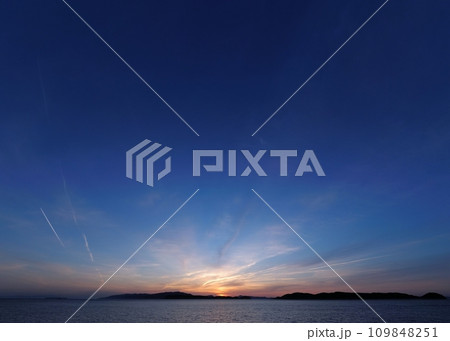 多様な上層雲と飛行機雲が現れた夕空・春・超広角・空主体・210426pm 109848251