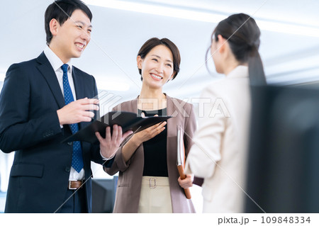 オフィスで会議をする男女のビジネスマン 109848334