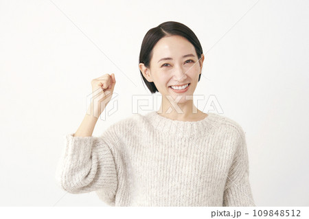 ガッツポーズをする中年女性　白背景 109848512